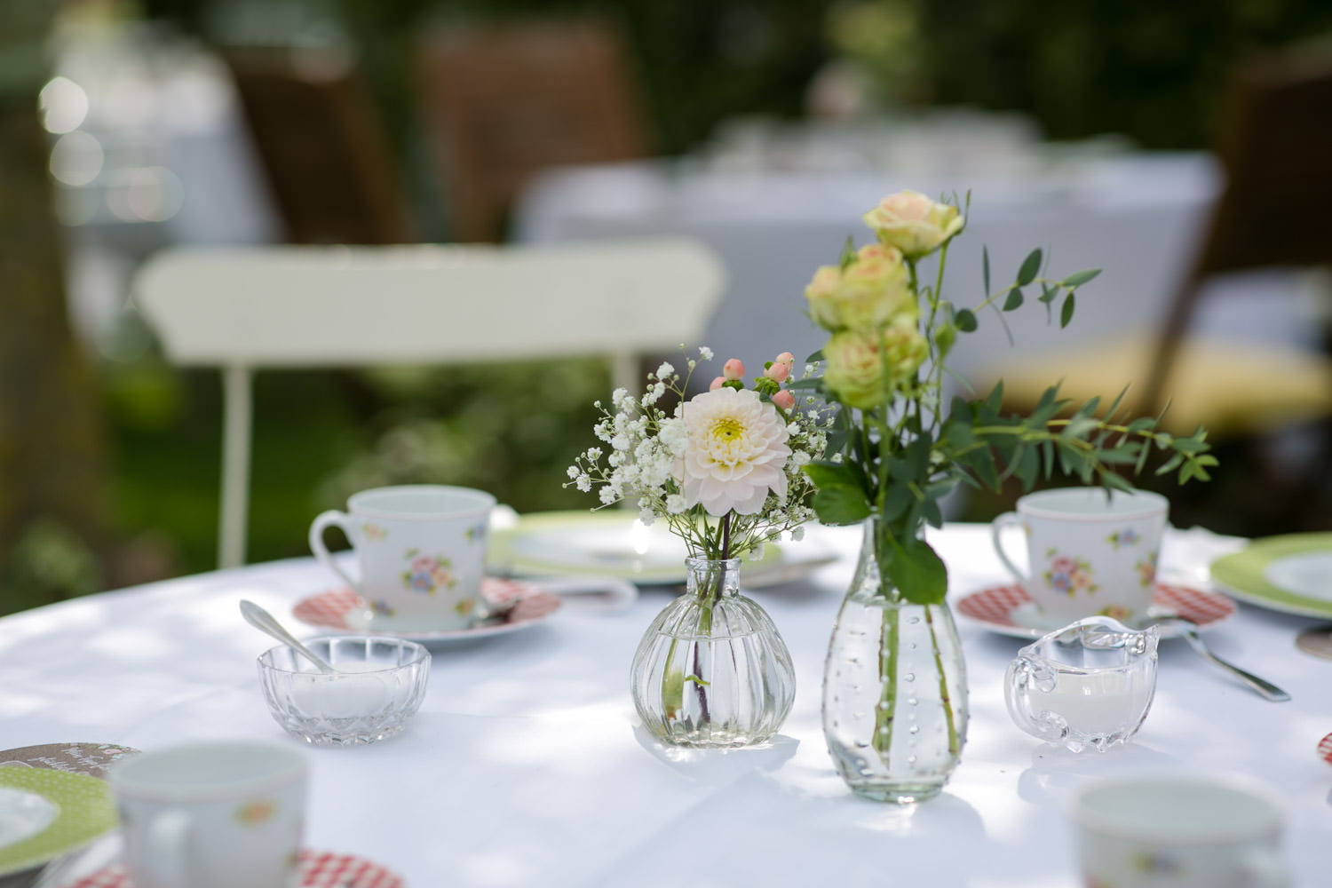 Blumendeko Hochzeit im Farbkonzept Apricot
