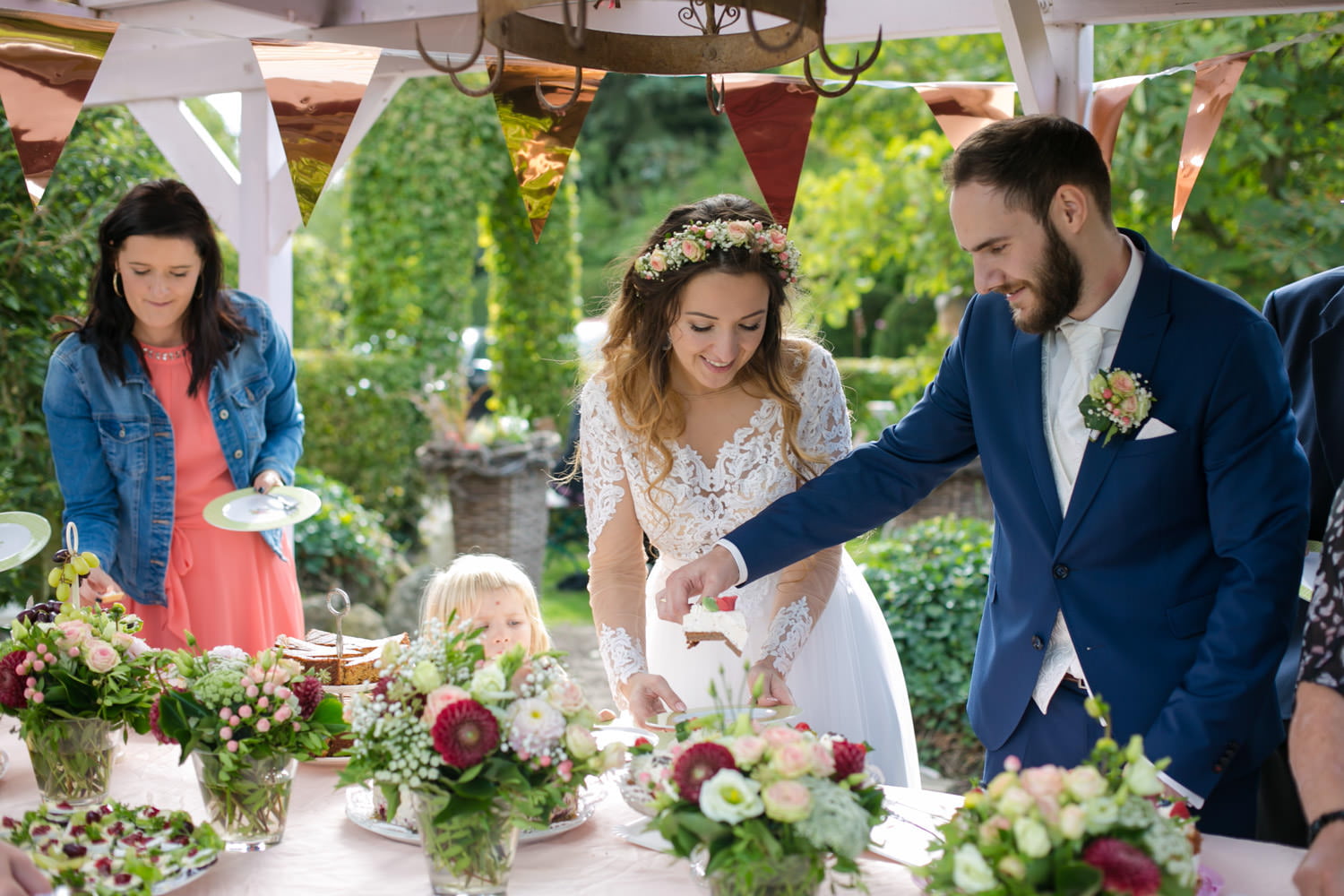 Buffet Torte Hochzeit draußen
