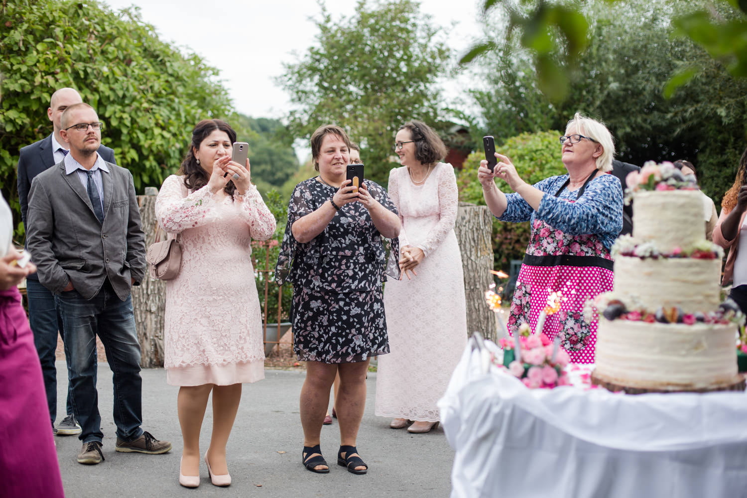 Hochzeit Outfit im Farbkonzept Apricot