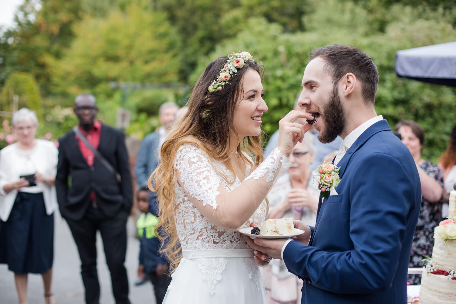Hochzeitspaar mit Farbkonzept Apricot