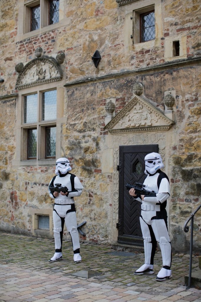 Sturmtruppler auf Hochzeit